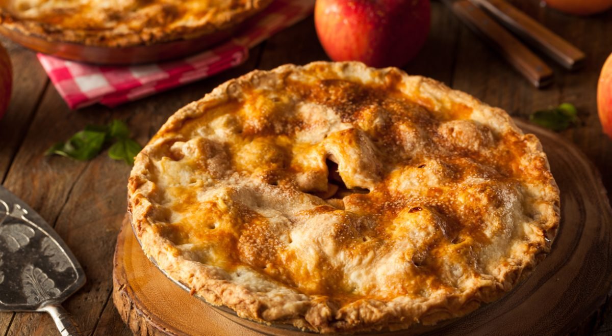 Bolo de maçã fit - iStock - Imagem ilustra bolo de maçã integral