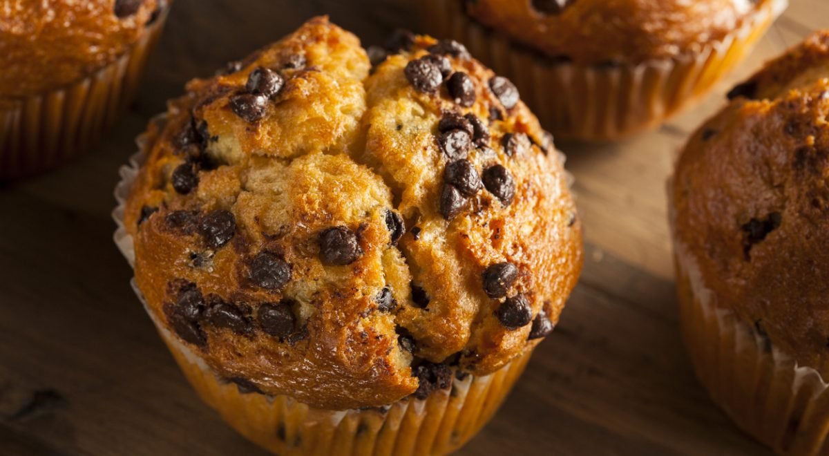 Bolinho de banana com chocolate - iStock - Imagem ilustra bolinho de banana fatiado