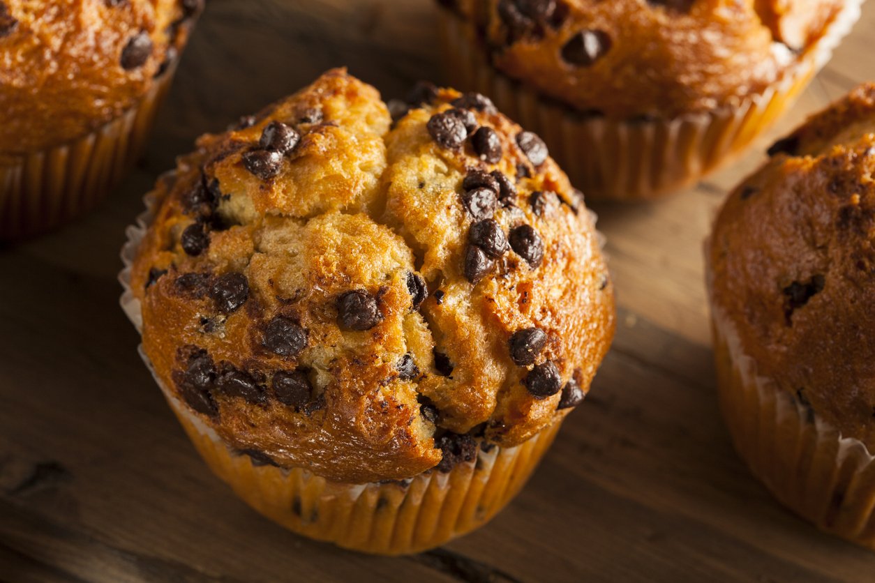 Menos de 5 minutos e você tem esse bolo de banana fofinho com chocolate