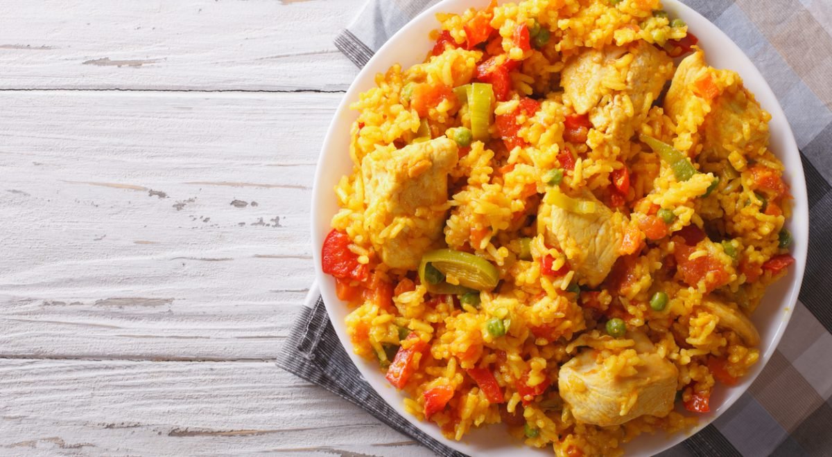 Arroz com frango - iStock - Imagem ilustra arroz com frango e verduras