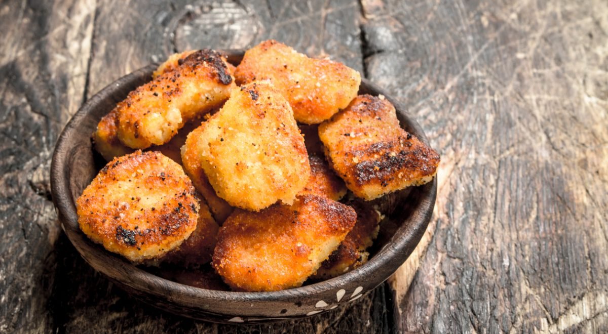 Nuggets de frango - iStock - Imagem ilustra nuggets de frango em tigela