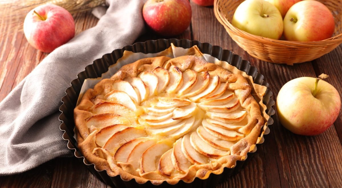 Torta integral de maçã - iStock - Imagem ilustra torta integral de maçã
