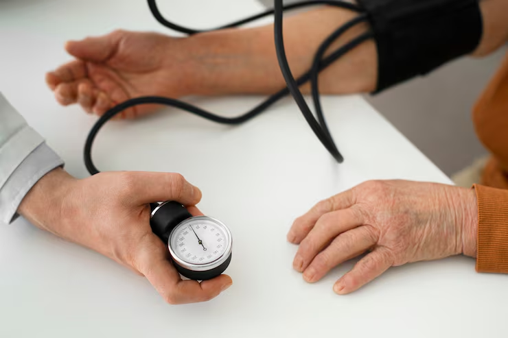 Tem pressão alta? 5 alimentos que aumentam a pressão e devem ser evitados por hipertensos