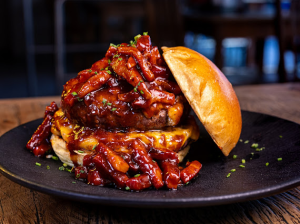 Dia do Bacon 2025: iFood registra quase 96 milhões de pedidos com bacon no Brasil