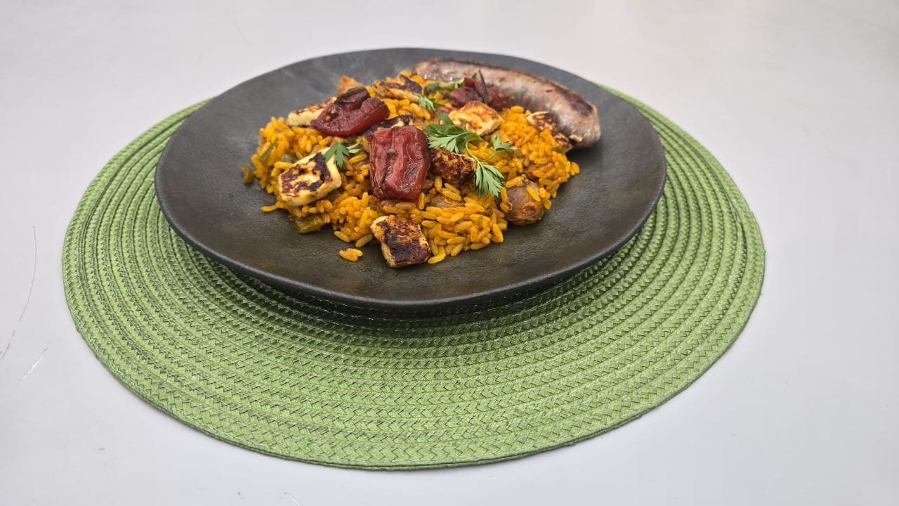 Arroz de tomates assados com linguiça matuta e queijo coalho: receita do Chef Rapha Diniz