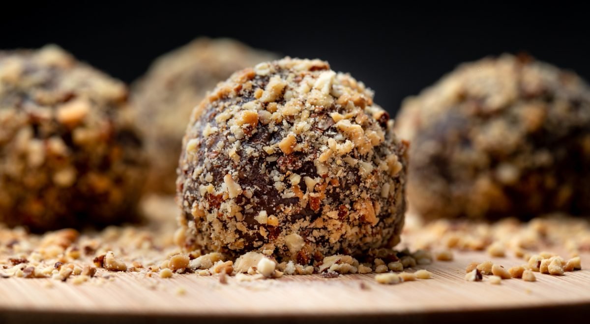 Brigadeiro fit - iStock - Imagem ilustra docinho de cacau com tâmaras