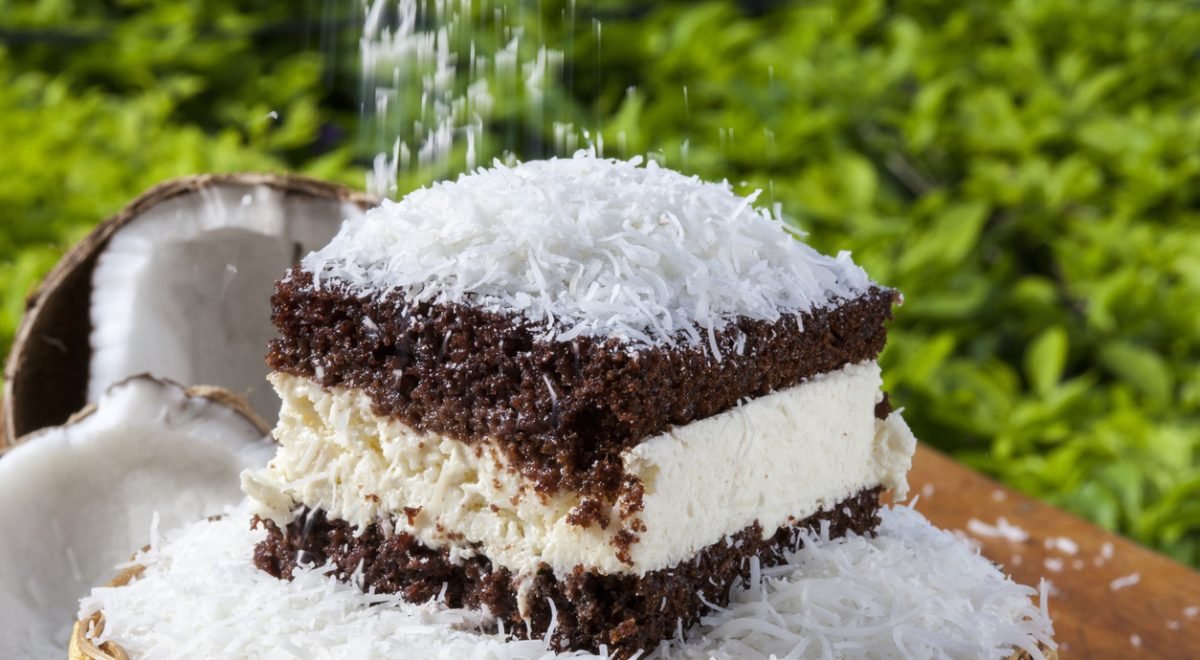 Bolo de coco e chocolate - iStock - Imagem ilustra recheado de coco