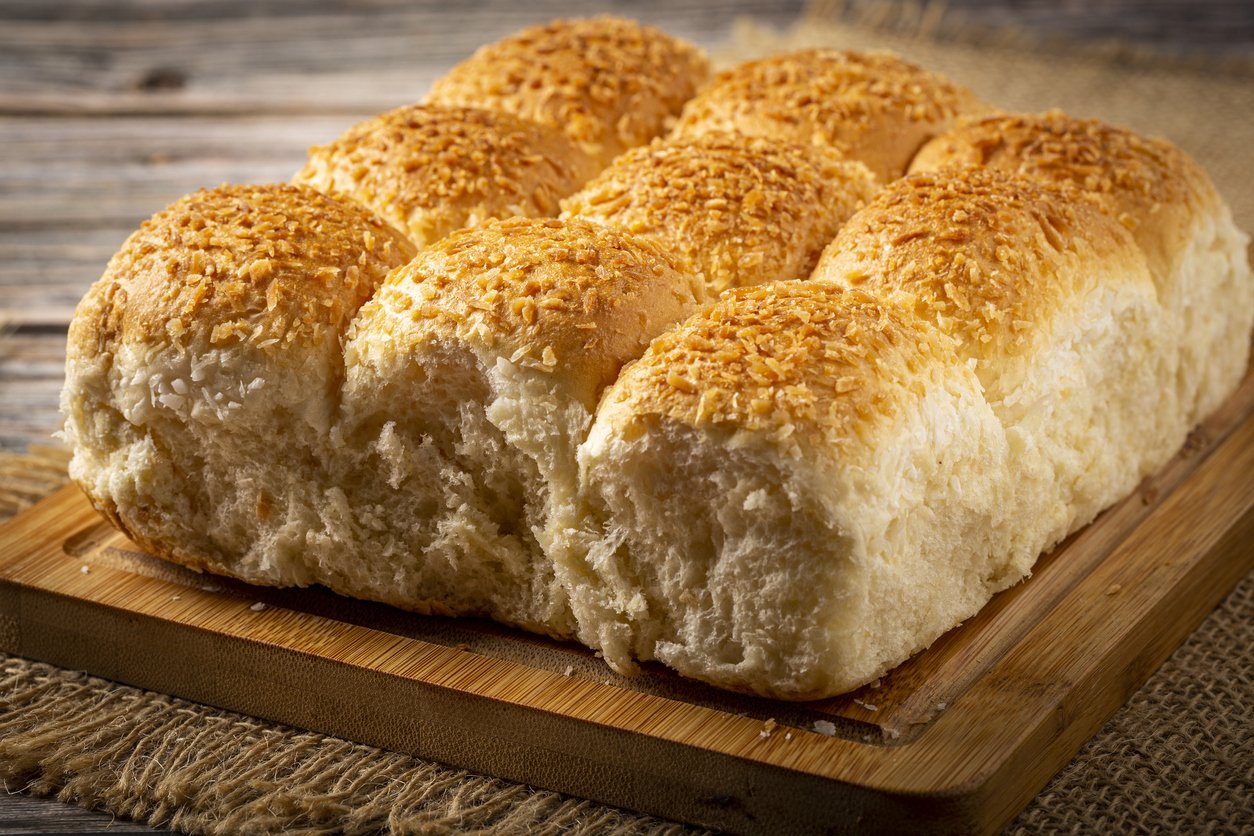 Pão doce com coco caseiro muito fácil e molhadinho: aprenda essa receita maravilhosa
