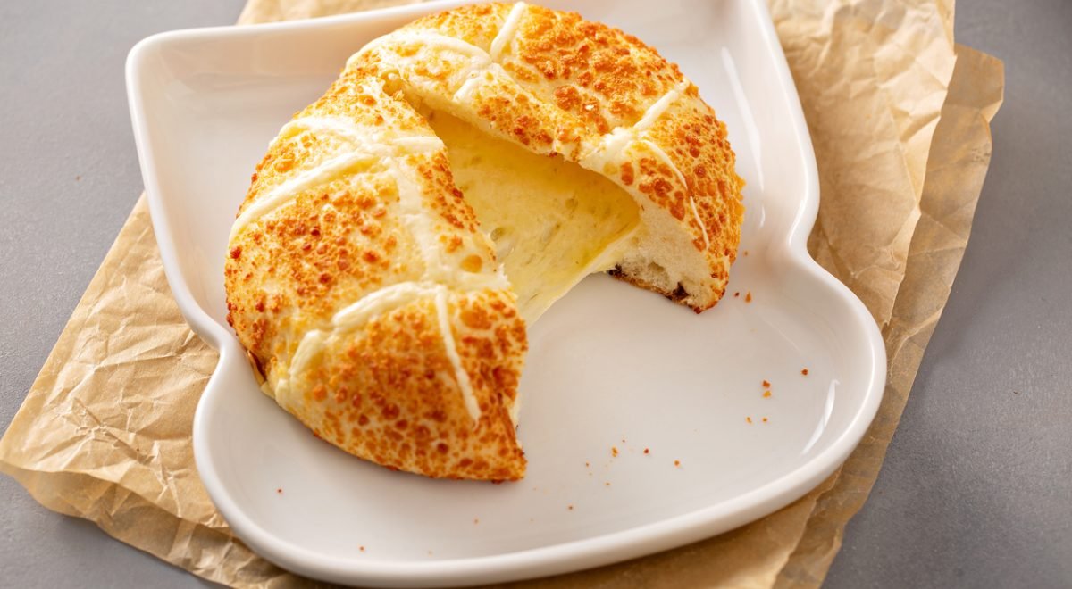 Pão de queijo - iStock - Imagem ilustra pãozinho recheado com queijo
