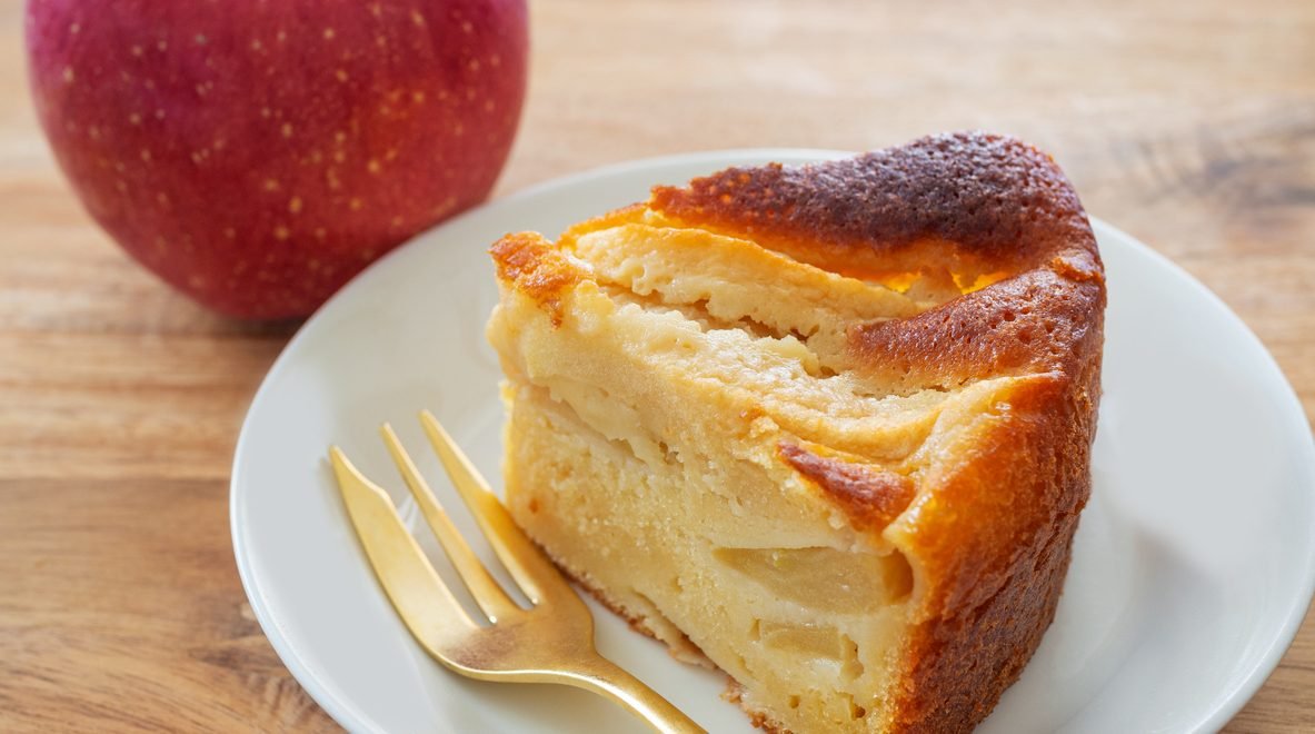 Bolo de maçã - iStock - Imagem ilustra bolo fatiado de maçã em prato