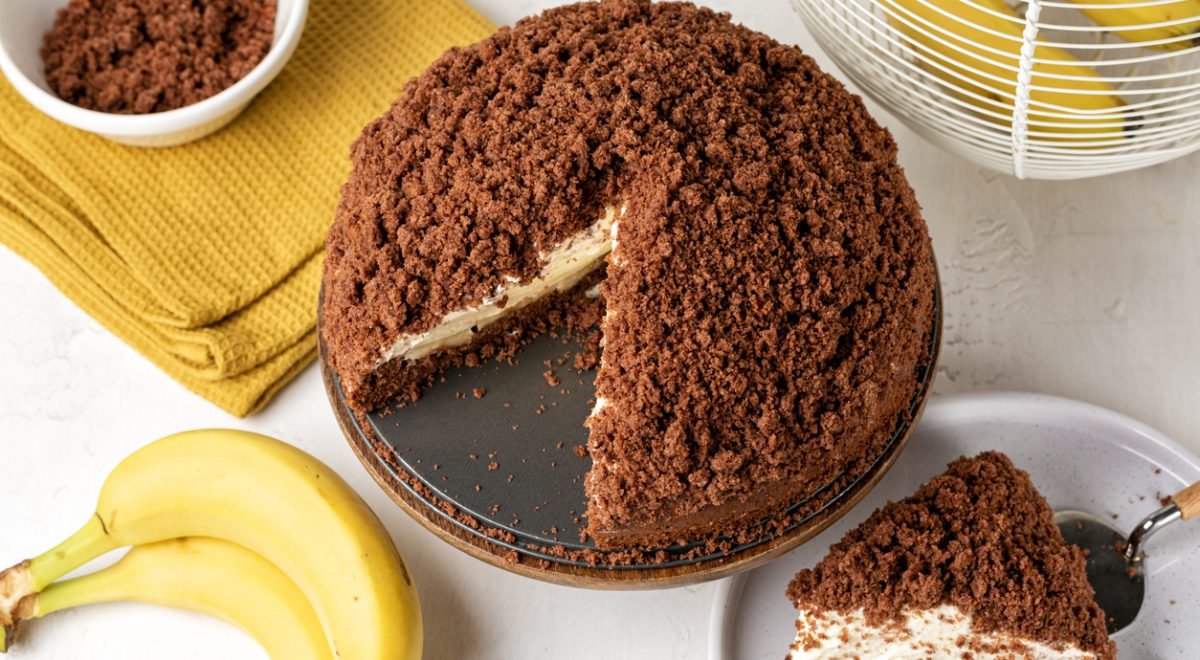 Bolo de banana com farofa - iStock - Imagem ilustra bolo de banana sendo fatiado