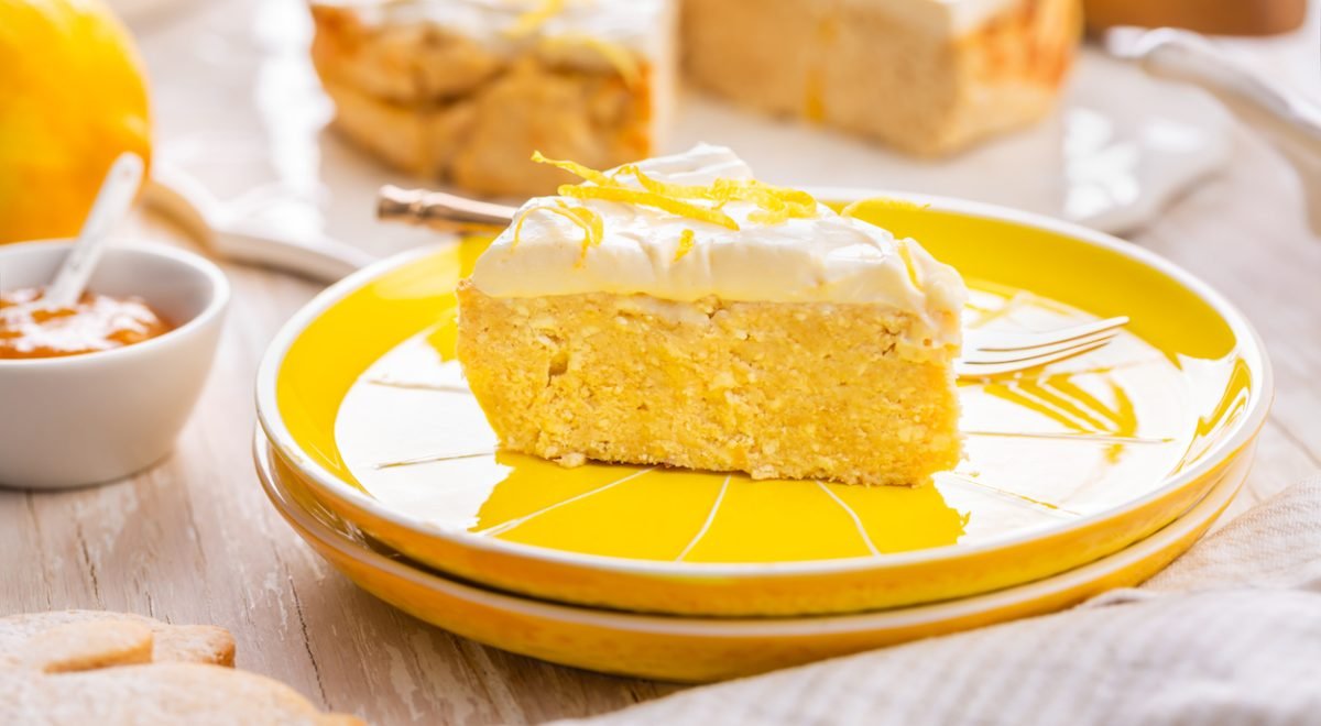 Torta gelada de abacaxi - iStock - Imagem ilustra torta de abacaxi fatiada em prato branco