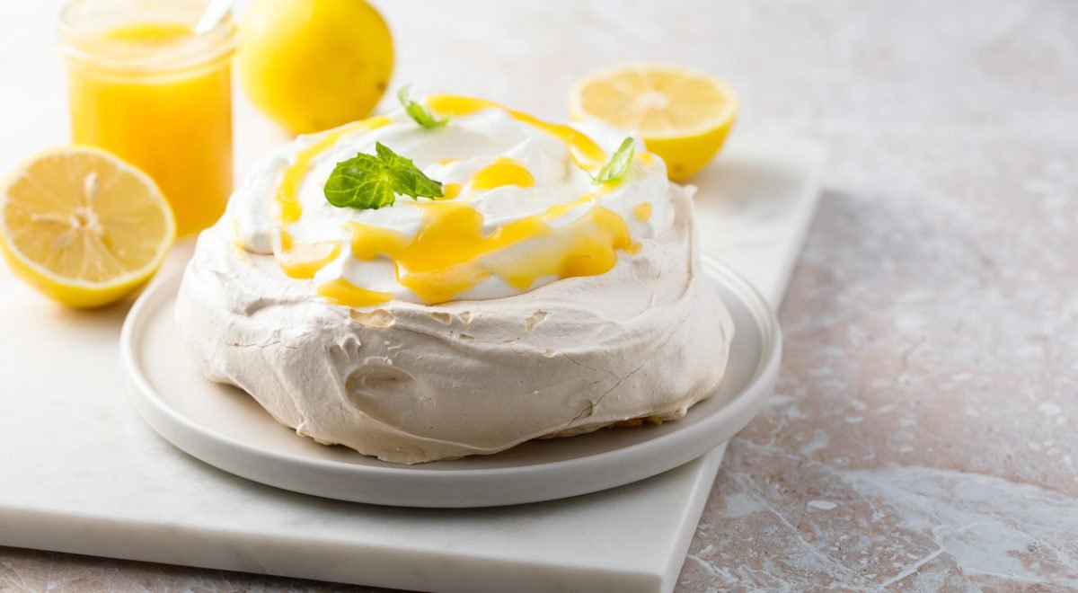 Bolo mousse de limão - iStock - Imagem ilustra bolo mousse de limão com cobertura