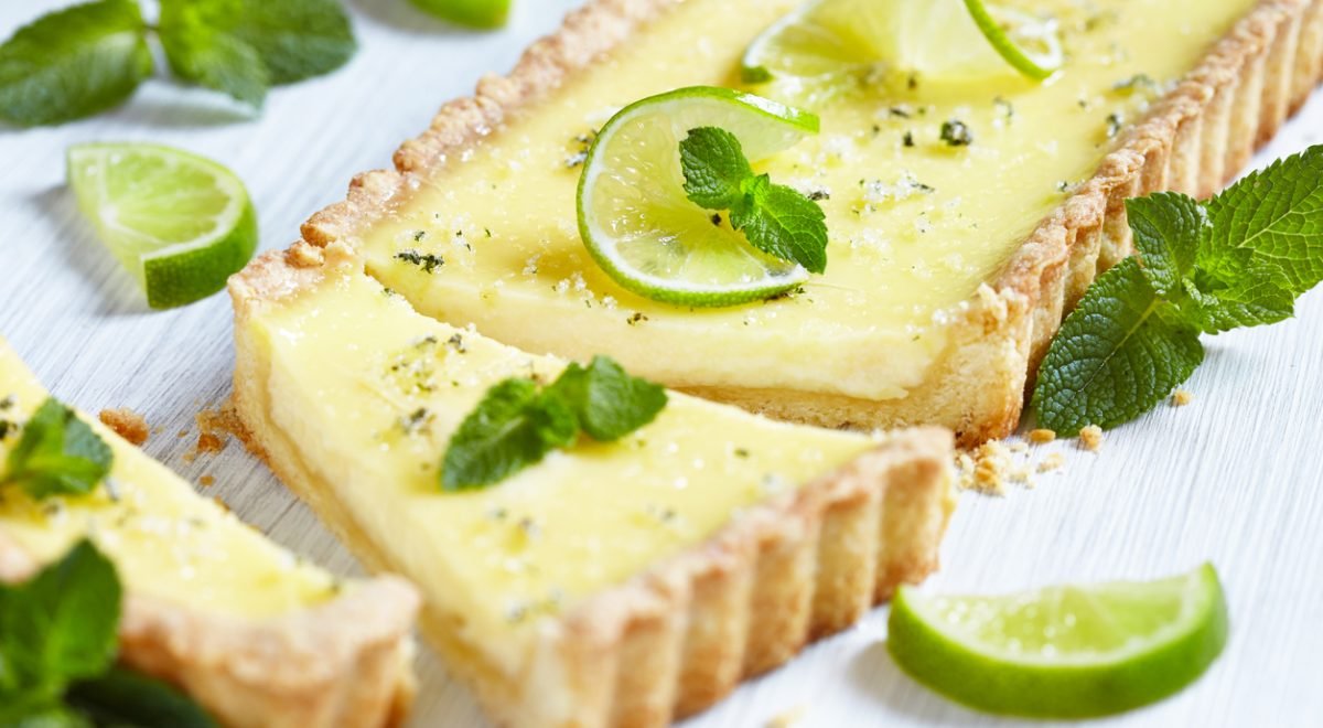 Torta de limão - iStock - Imagem ilustra torta de limão fatiada