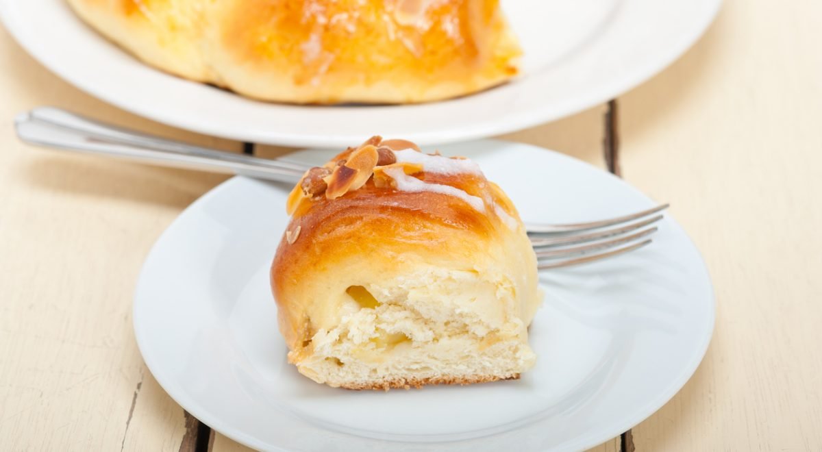 Pão doce de leite condensado - iStock - Imagem ilustra pão doce em prato branco
