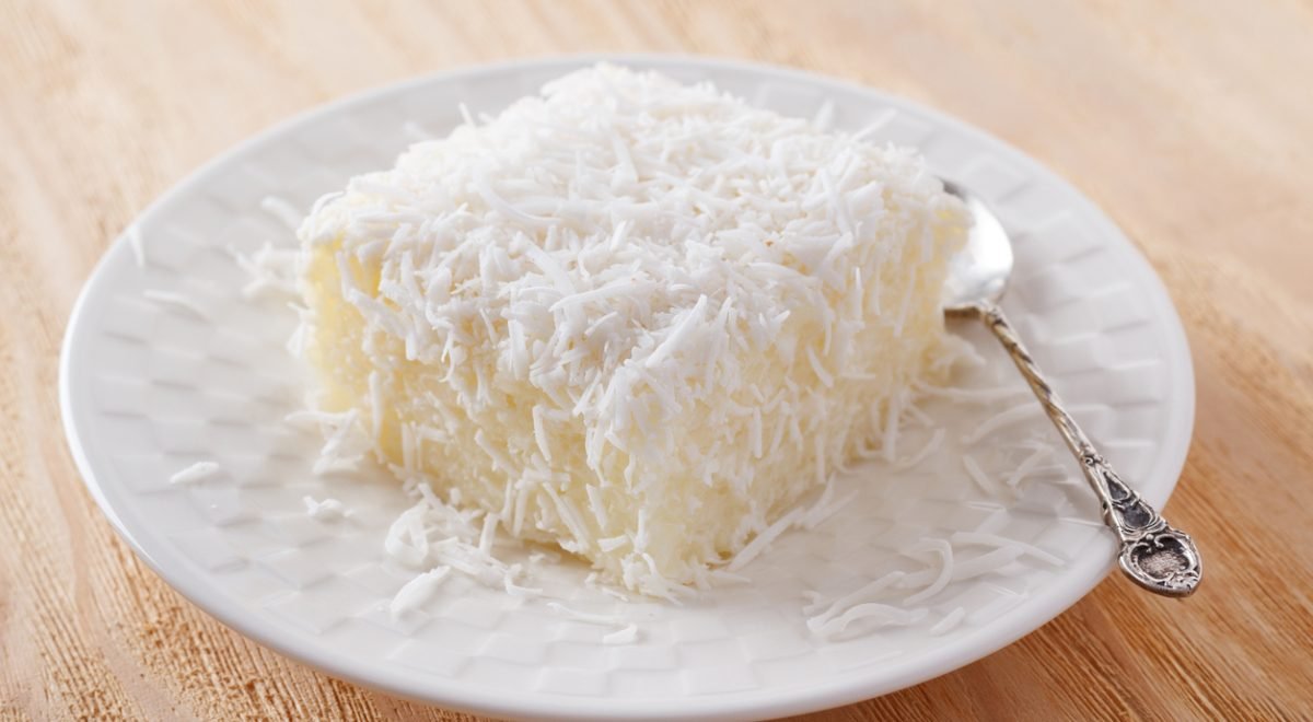 Bolo de coco - iStock - Imagem ilustra bolo de coco em formato quadrado
