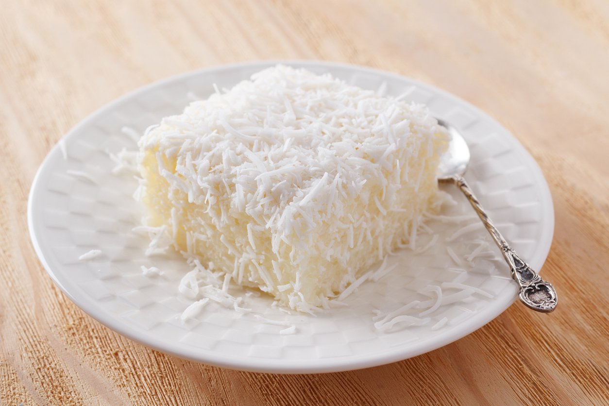 Sobremesa dos sonhos super fácil! Bolo de coco de liquidificador com massa fofinha