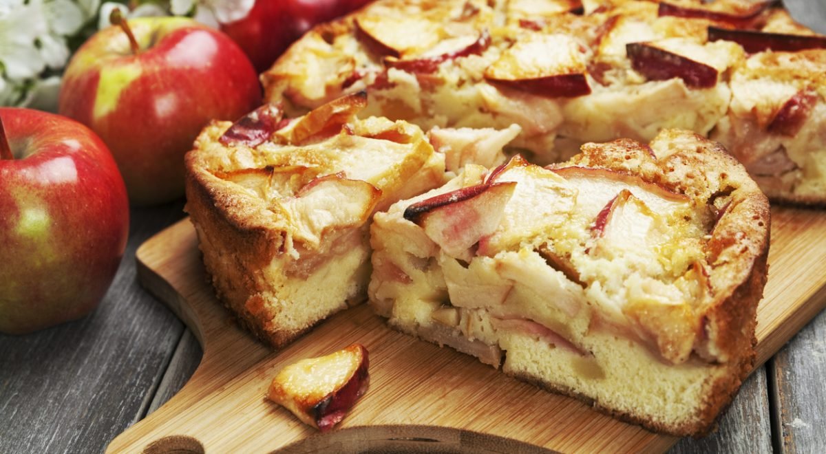 Torta de maçã - iStock - Imagem ilustra torta de maçã fatiada
