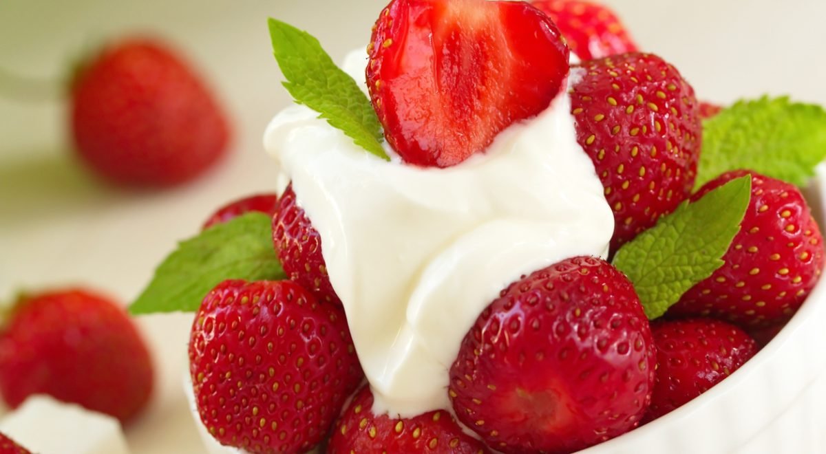 Sobremesa de morango com creme branco - iStock - Imagem ilustra morangos com creme branco