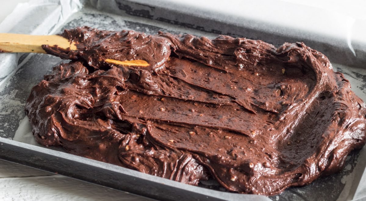 Brownie cremoso de travessa - iStock - Imagem ilustra brownie de travessa