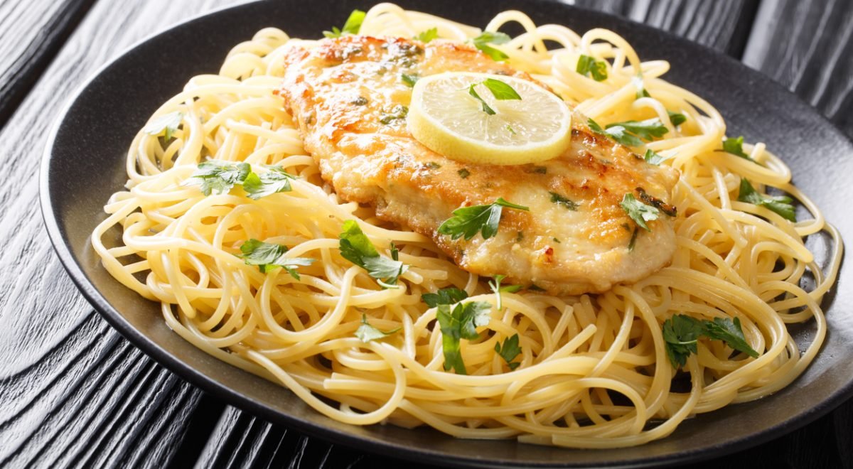 Macarrão com limão e frango - iStock - Imagem ilustra macarrão ao molho de limão 