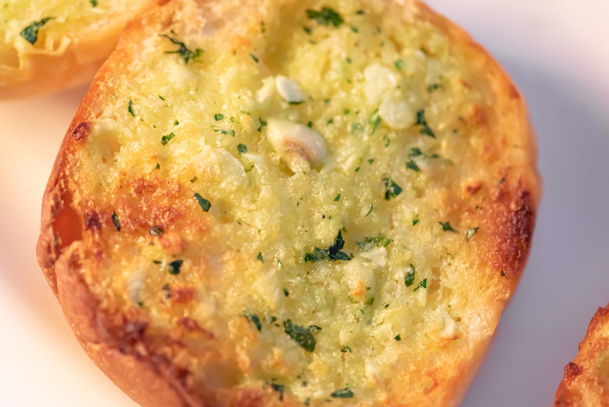 Receitinha caseira maravilhosa! Pão de alho cremoso na airfryer perfeito para o fim de semana