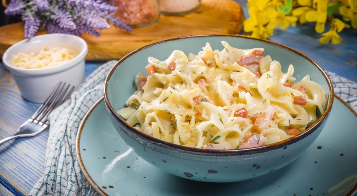 Macarrão compresunto e queijo - iStock - Imagem ilustra macarrão com presunto e queijo 