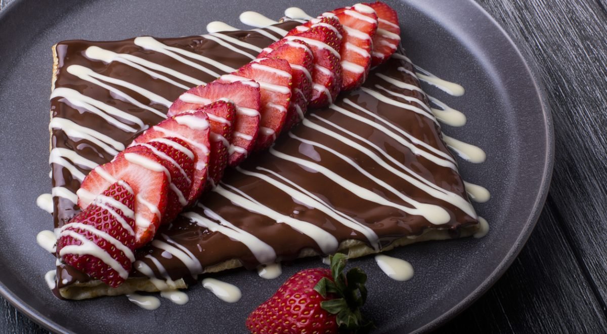 Crepioca doce - iStock - Imagem ilustra crepioca de chocolate com pedaços de morango