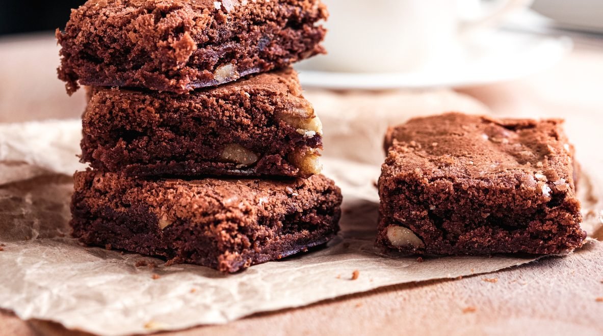 Brownie de Ovomaltine - iStock - Imagem ilustra brownies dispostos em papel manteiga