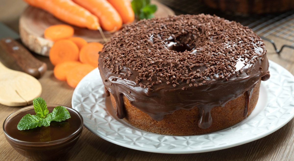 Bolo de cenoura e brigadeiro - iStock - Imagem ilustra bolo de cenoura e brigadeiro