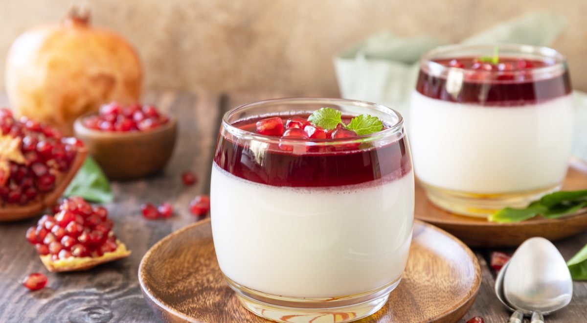 Creme de baunilha com frutas vermelhas - iStock - Imagem ilustra creme de baunilha em copo