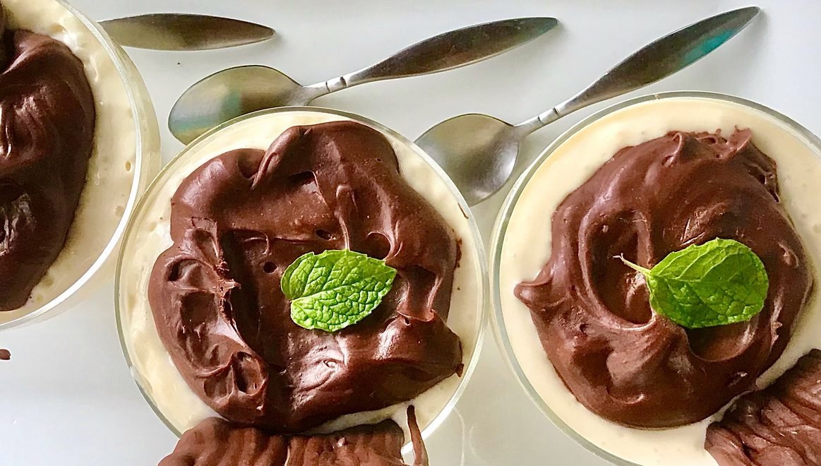 Mousse de maracujá e chocolate - iStock - Imagem ilustra mousse de maracujá com chocolate