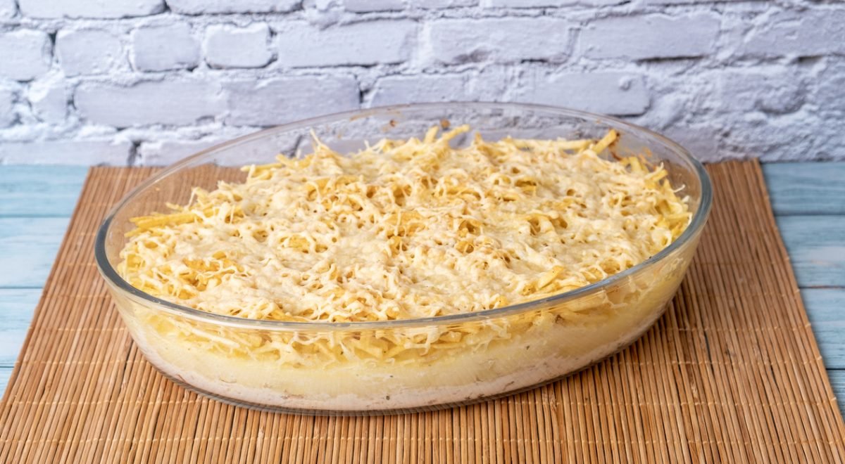 Fricassê de frango - iStock - Imagem ilustra fricassê de frango em travessa