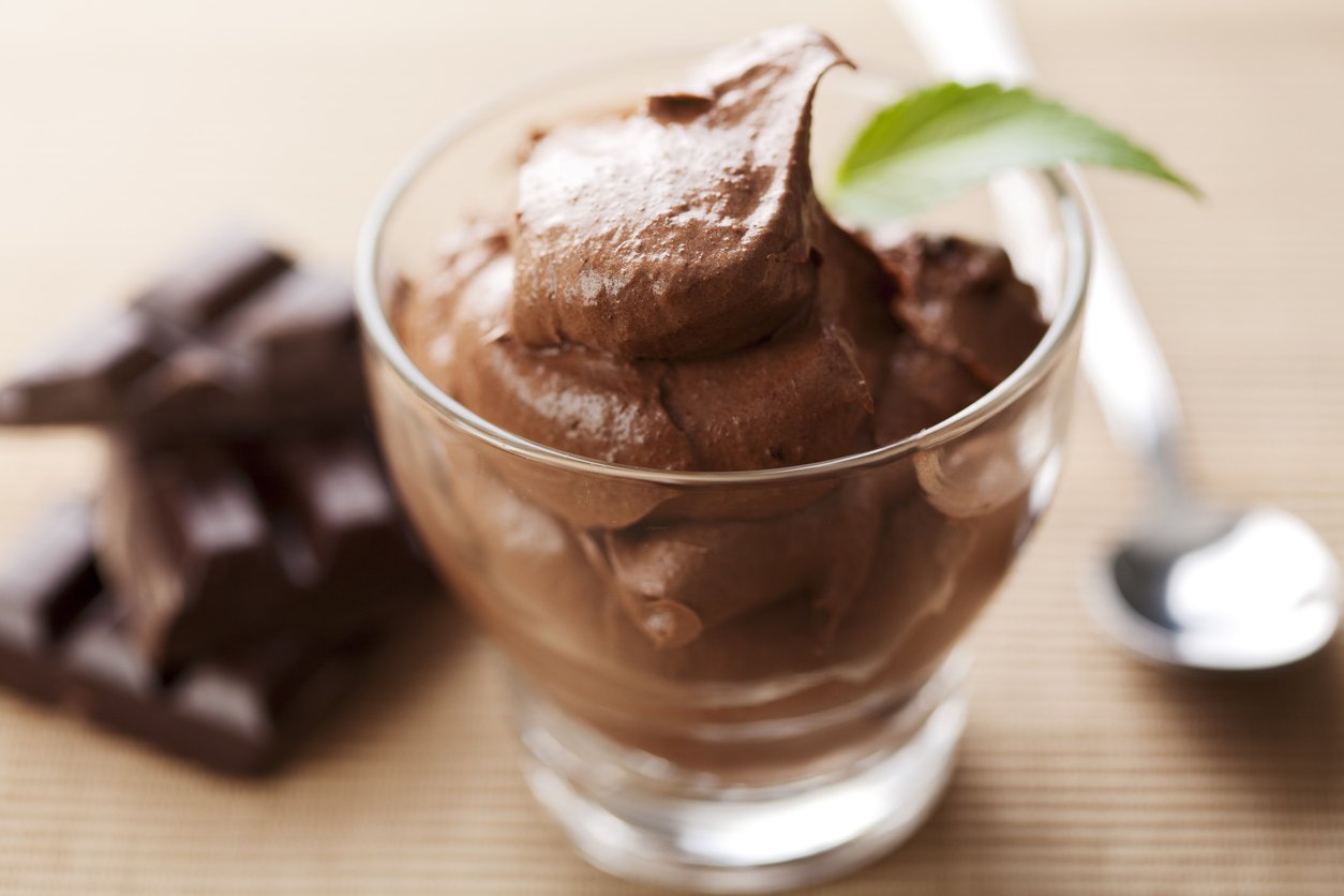 Em 10 minutos prepare essa Mousse Cremosa de Chocolate muito fácil e delicioso para depois do almoço