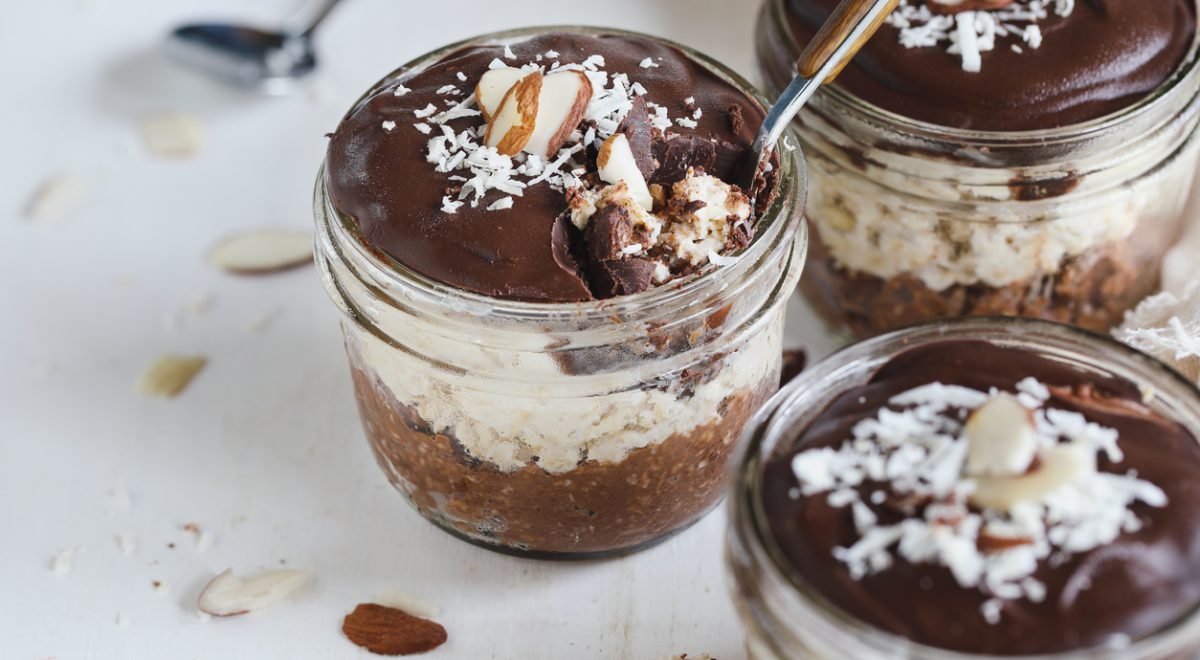 Gelado coco e chocolate - iStock - Imagem ilustra gelado em pote