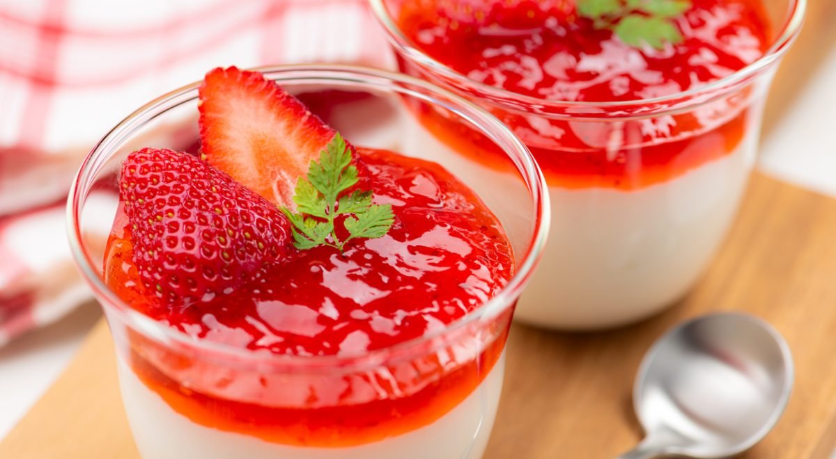 Sobremesa de morango com leite em pó - iStock - Imagem ilustra sobremesa de morango em copo