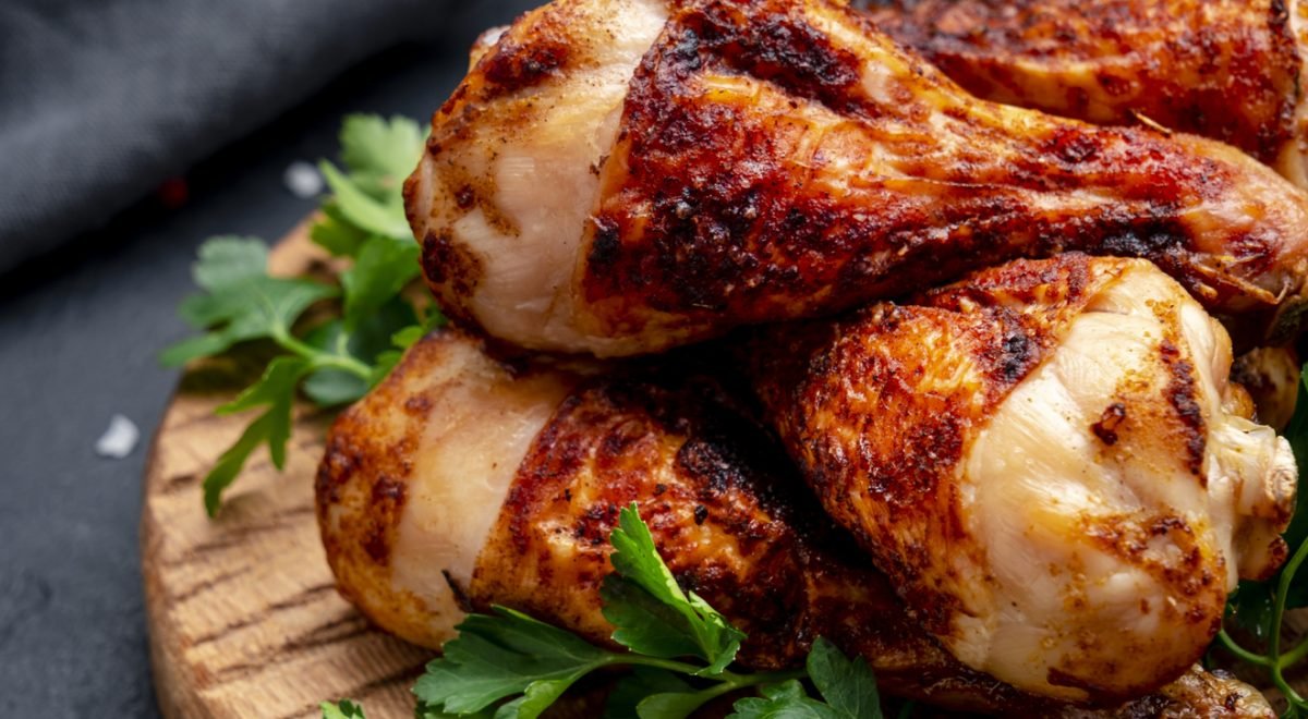 Sobrecoxa de frango - iStock - Imagem ilustra sobrecoxas e coxas de frango temperadas