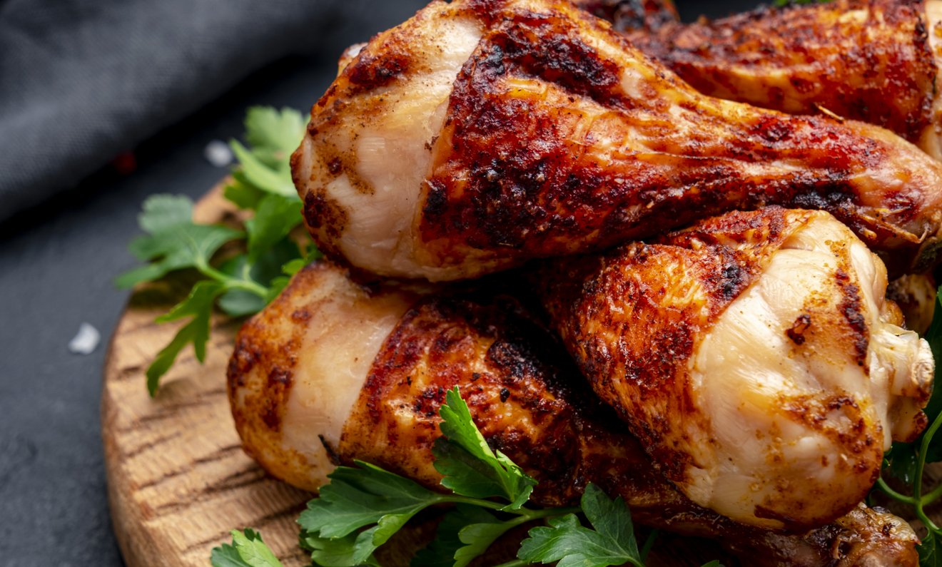 Tá pra existir almoço mais gostoso! Sobrecoxa Assada com Limão e Mel: douradinha e suculenta