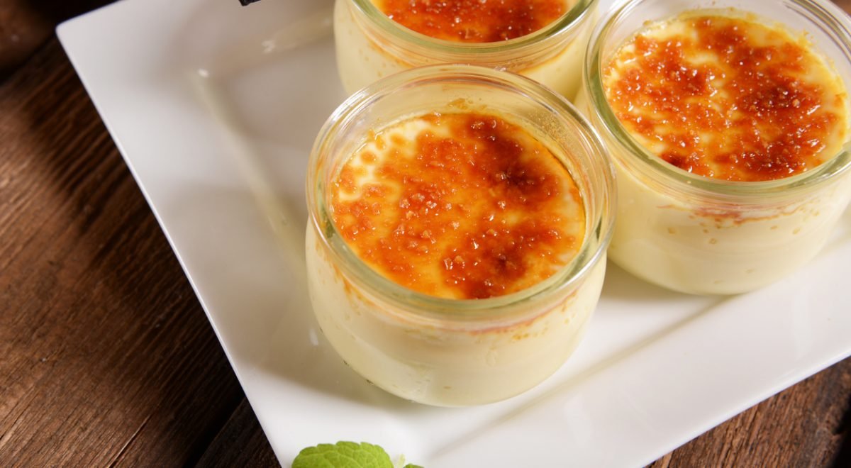 Mousse de Maracujá com açúcar por cima - iStock - Imagem ilustra mousse de maracujá em copo