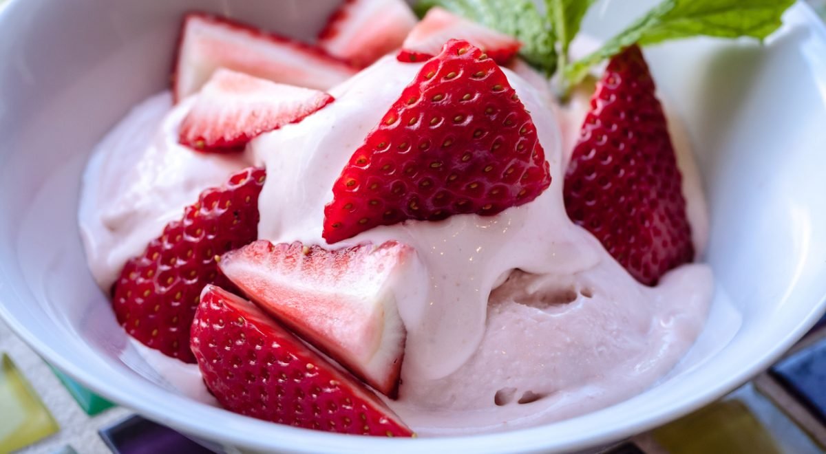 Geladinho de morango cremoso - iStock - Imagem ilustra geladinho cremoso de morango em pote 