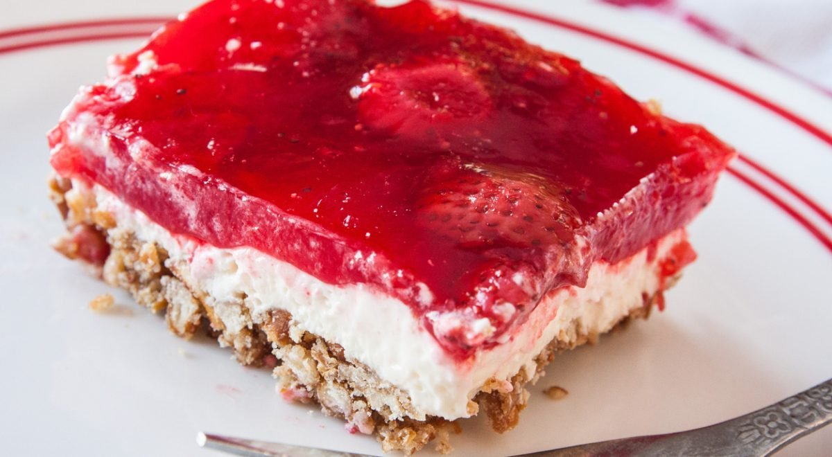 Torta de morango e creme branco - iStock - Imagem ilustra torta de morango com creme branco