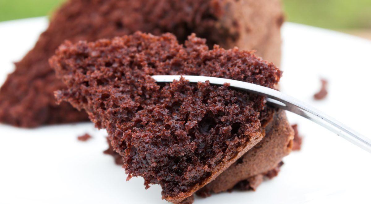 Torta de Chocolate sem forno - iStock - Imagem ilustra fatia de torta em prato branco
