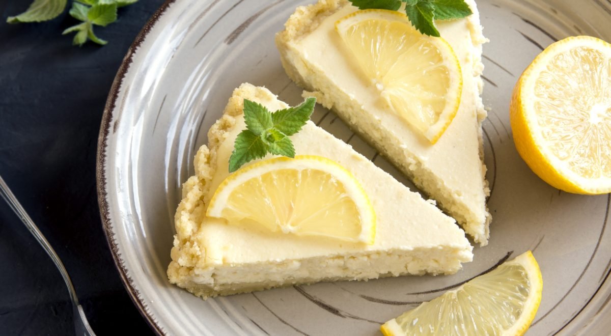 Torta de limão - iStock - Imagem ilustra torta de limão fatiada