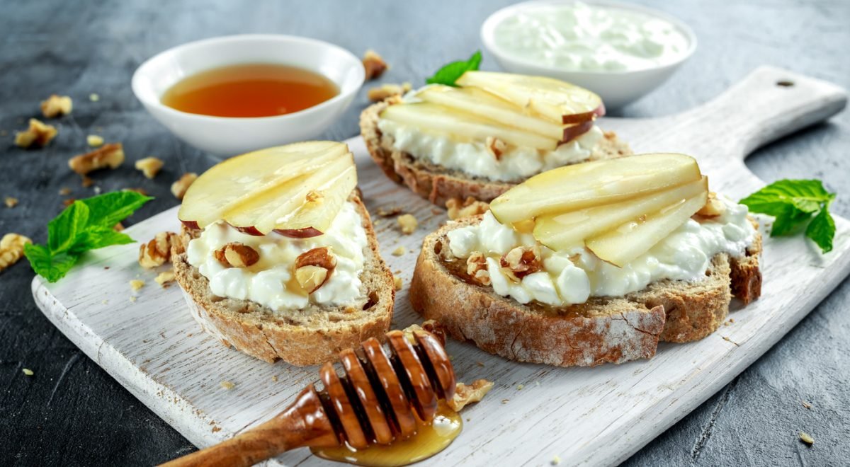 Pão com ricota e mel - iStock - Imagem ilustra pão com queijo e toque de mel