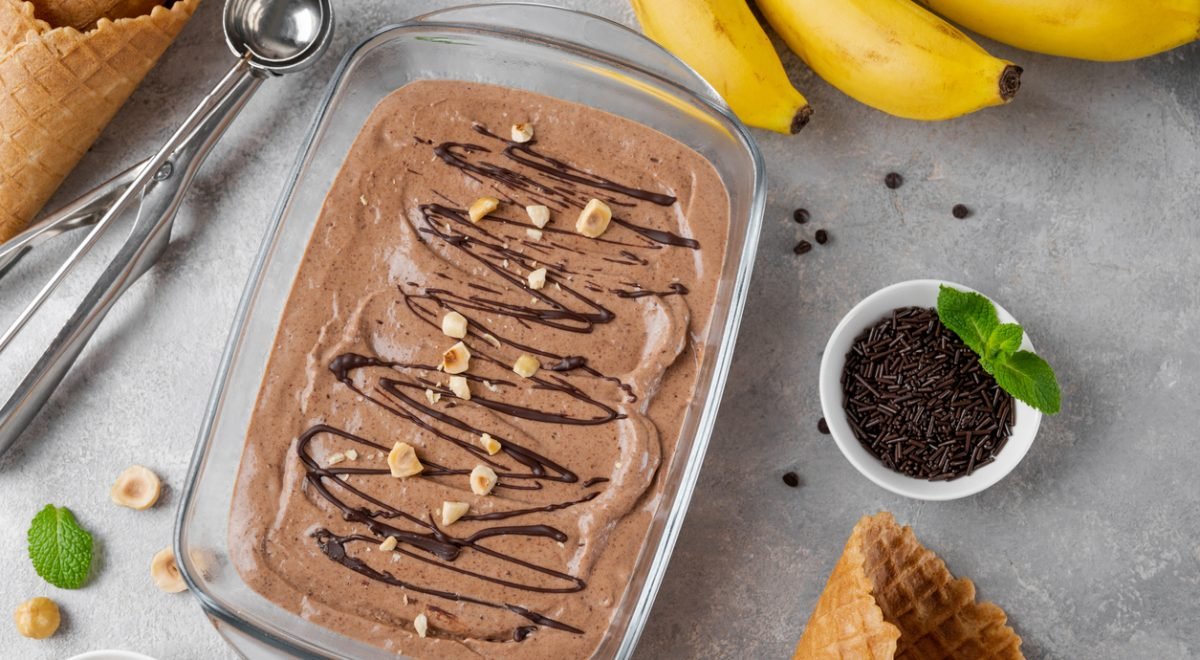 Sorvete de banana e cacau - iStock - Imagem ilustra sorvete na travessa