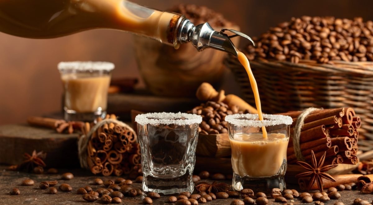 Igorr1/IStock - Imagem de licor de doce de leite