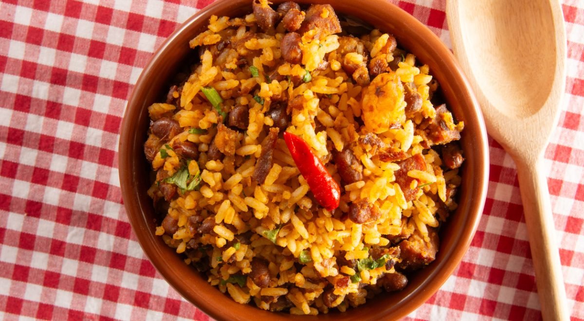 Arroz caipira - iStock - Imagem ilustra arroz com linguiças