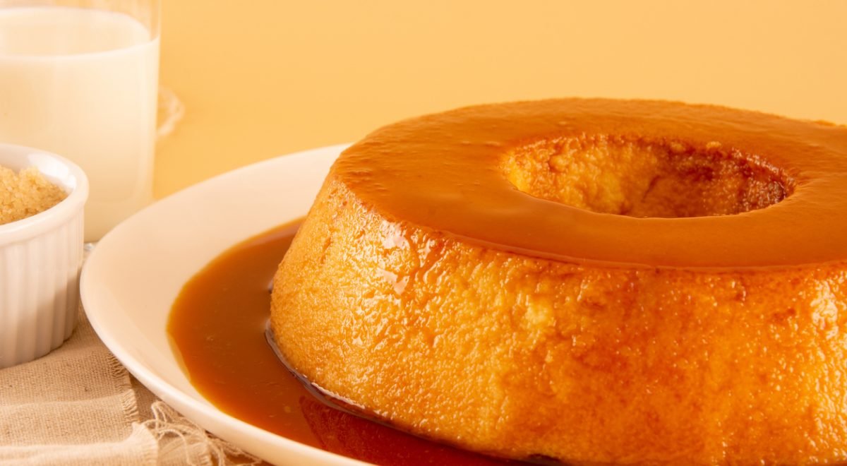 Pudim de forno - iStock - Imagem ilustra pudim de forno com calda de caramelo