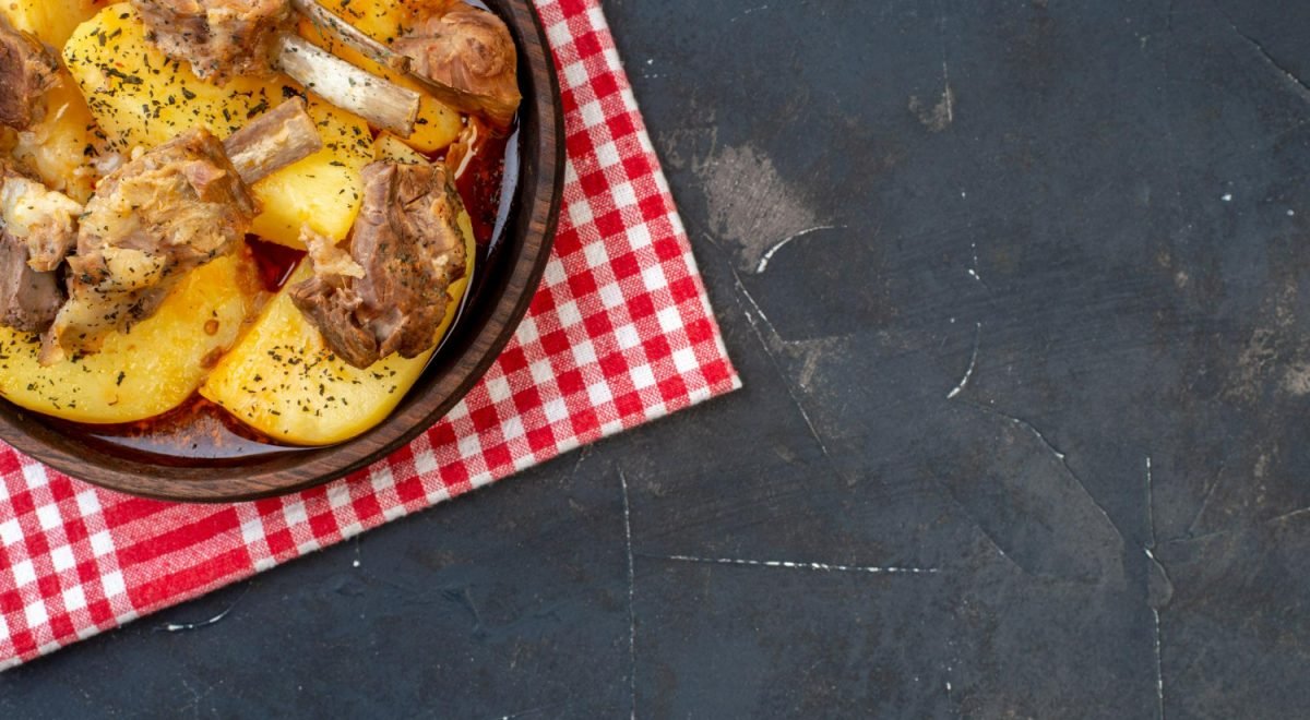 Pernil assado com batata rústica/ freepik - Pernil assado com batata rústica/ freepik