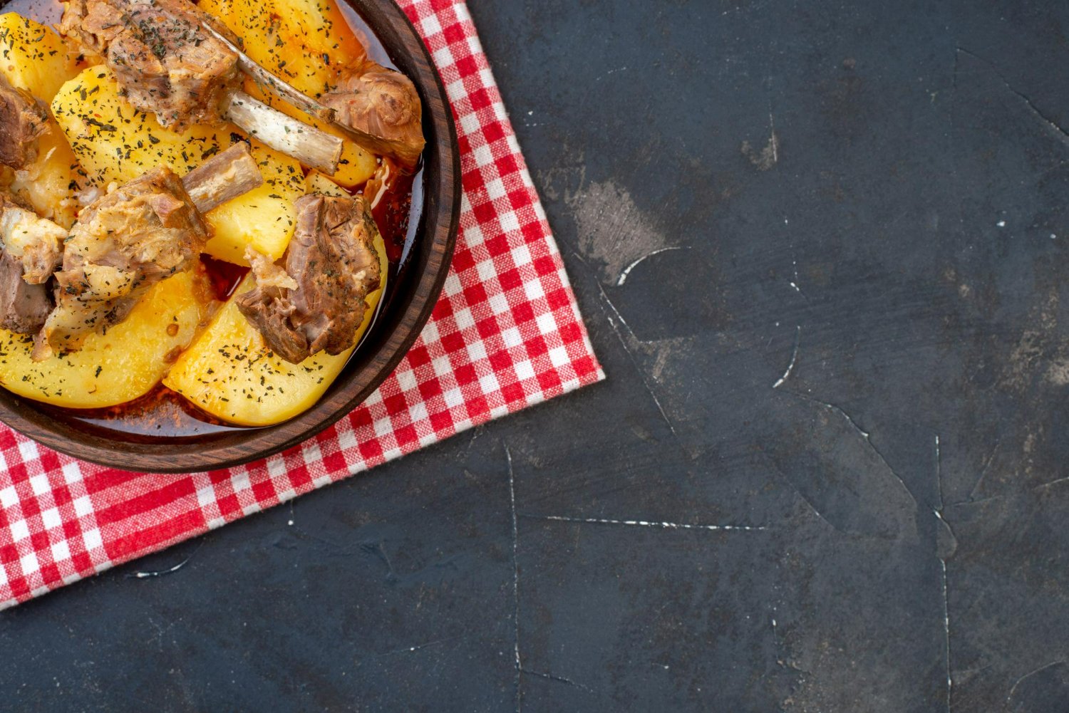 Pernil assado com batata rústica